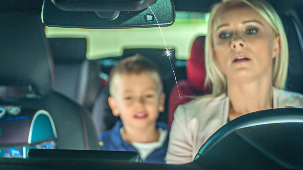 Zakaj je potrebno popraviti poškodovano avto steklo? 1 - Carglass® Slovenija Carglass SEPT2022 montaza.00 04 03 12.Still006